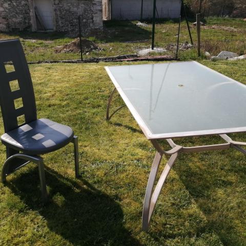 troc de  Table plateau verre et ses 5 chaises modernes, sur mytroc